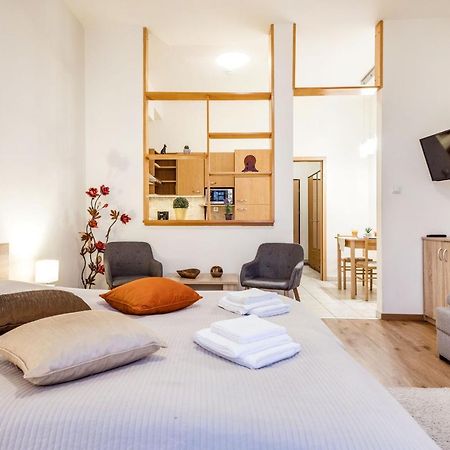 Ferienwohnung Downtown Charm With Balcony And Garden View Budapest Exterior foto